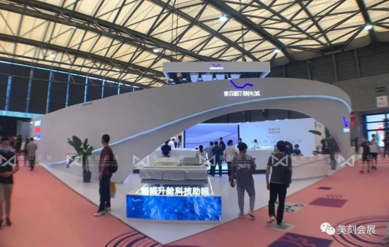 充滿科技感的設(shè)計(jì)加上智能電動床，索菲莉爾展臺搭建設(shè)計(jì)獲得大批關(guān)注